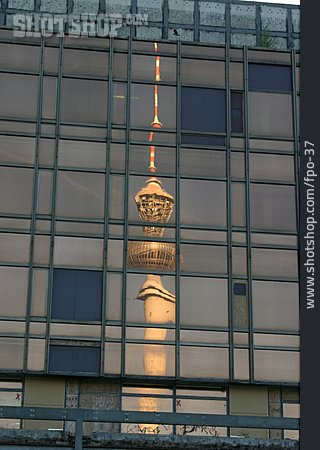 
                Spiegelung, Berlin, Fernsehturm                   