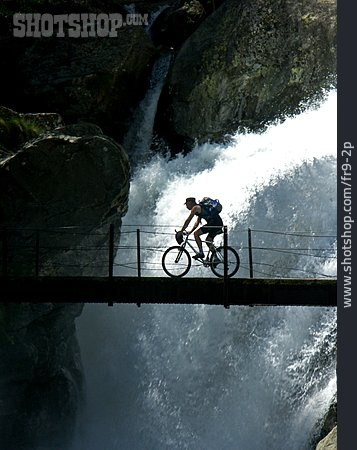 
                Wasserfall, Mountainbiker                   