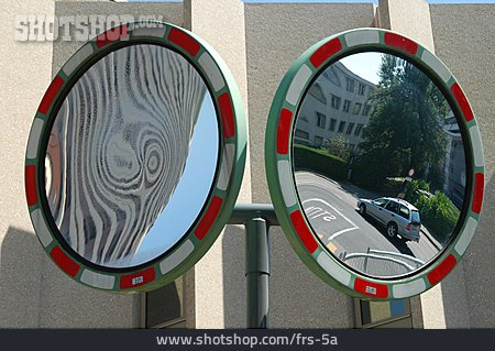
                Verkehrszeichen, Spiegel, Spiegelbild                   