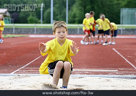 
                Junge, Weitsprung, Schulsport, Sportunterricht                   