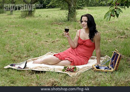 
                Junge Frau, Trinken, Picknick                   