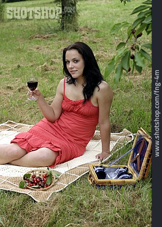 
                Junge Frau, Picknick                   