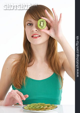 
                Junge Frau, Gesunde Ernährung, Kiwi                   