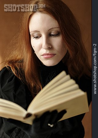 
                Junge Frau, Lesen, Rote Haare                   
