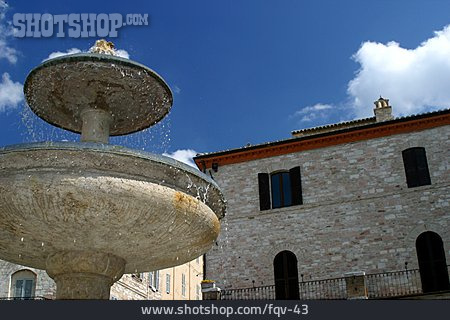 
                Brunnen, Italien, Assisi                   
