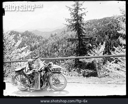 
                Junge Frau, Frau, Motorrad, Historisches Fahrzeug                   