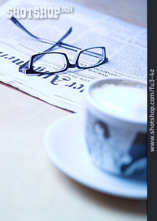 
                Kaffee, Zeitung, Brille                   