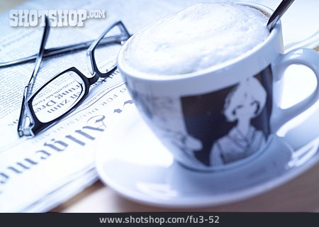 
                Kaffee, Zeitung, Brille                   