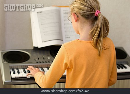 
                Mädchen, Musikinstrument, Musizieren, Klavierunterricht, Keyboard                   