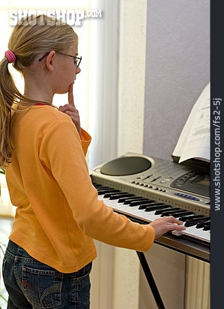 
                Mädchen, Musizieren, Klavierunterricht                   