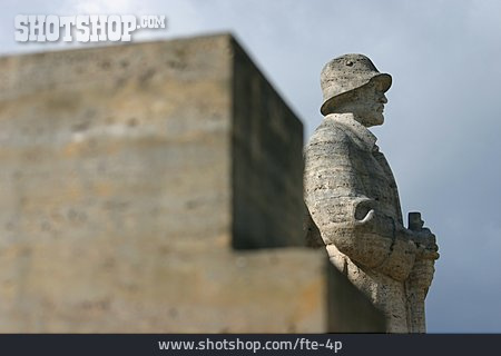 
                Soldat, Bad Pyrmont, Kriegerdenkmal                   