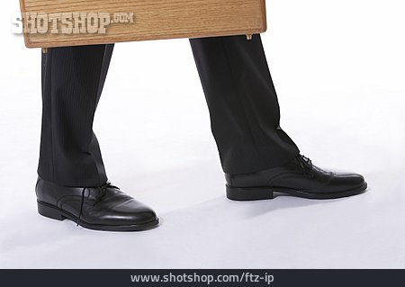 
                Koffer, Schwarze Schuhe                   
