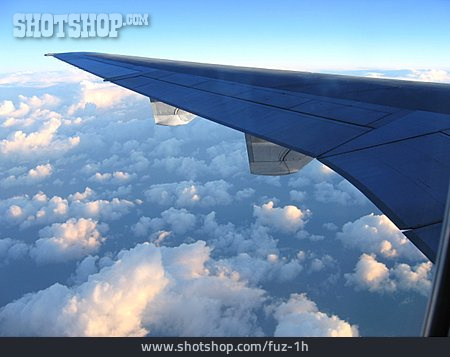 
                Flugzeug, Wolken                   