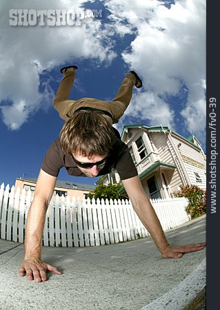 
                Junger Mann, Akrobatik, Handstand                   