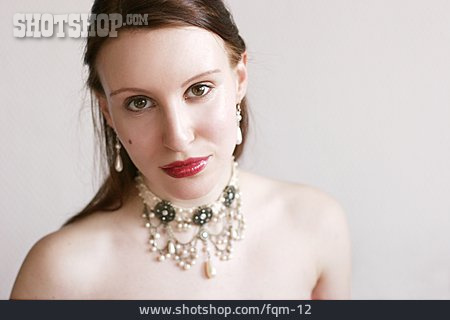 
                Junge Frau, Schmuck, Perlenkette, Halskette                   