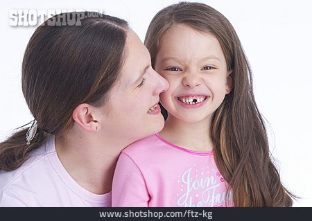 
                Mutter, Tochter, Zahnlücke                   