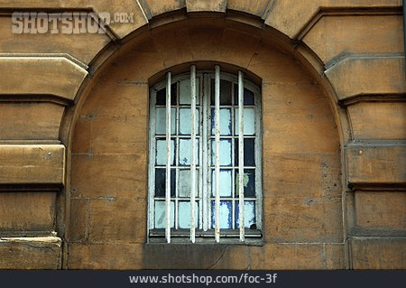 
                Fassade, Fenster, Gitter                   