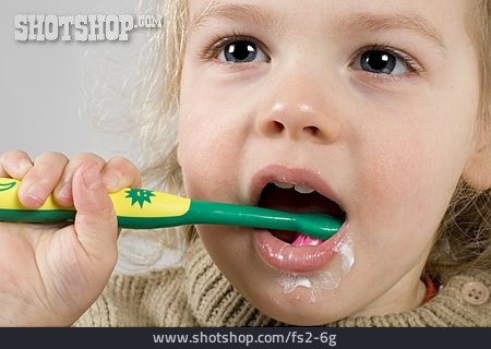 
                Kleinkind, Zähne Putzen, Zahnpflege                   