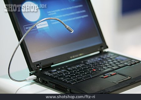 
                Laptop, Leselampe                   