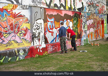 
                Jugendlicher, Graffiti                   