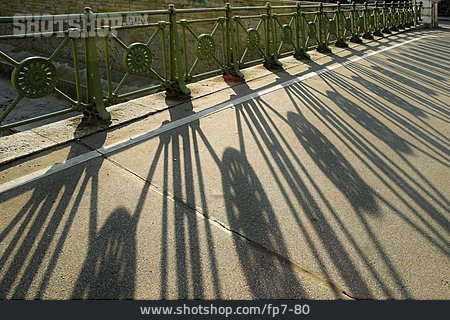 
                Schatten, Straße, Brückengeländer                   