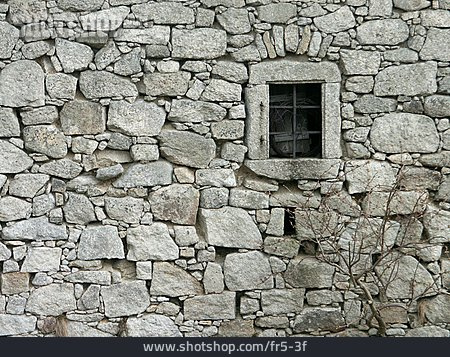 
                Mauer, Gitterfenster                   