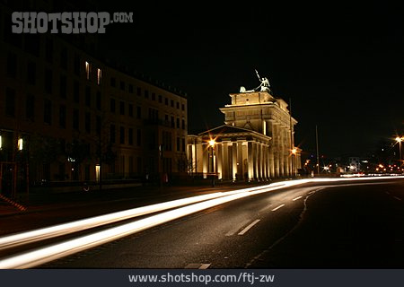 
                Berlin, Brandenburger Tor, Leuchtspur                   