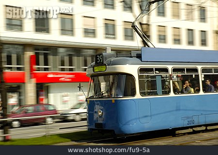 
                öffentliches Verkehrsmittel, Straßenbahn                   