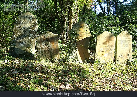 
                Friedhof, Grabstein, Begräbnisstätte                   