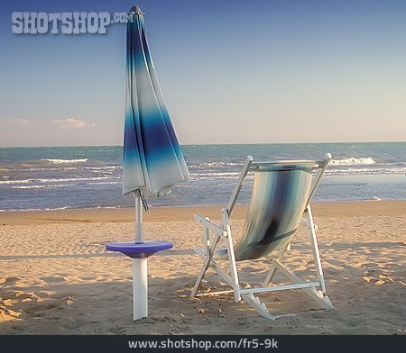 
                Strand, Tourismus, Sonnenschirm, Liegestuhl                   