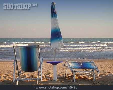 
                Strand, Tourismus, Sonnenschirm, Liegestuhl                   