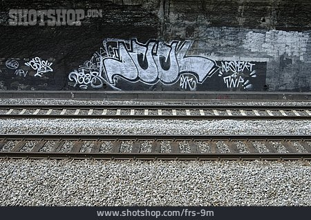
                Gleise, Wand, Graffiti                   