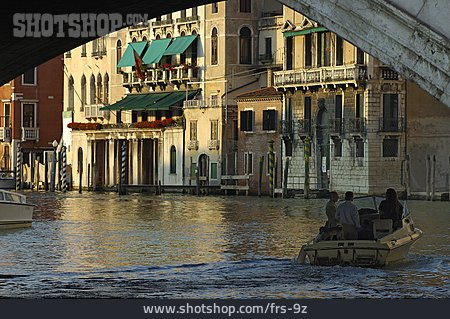 
                Boot, Venedig, Rialtobrücke                   