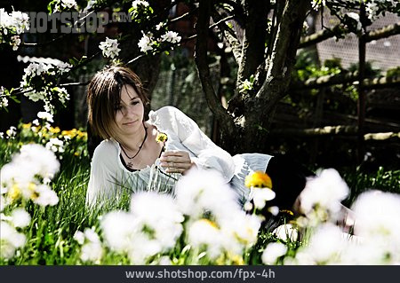 
                Junge Frau, Wiese, Blumenwiese, Frühling                   