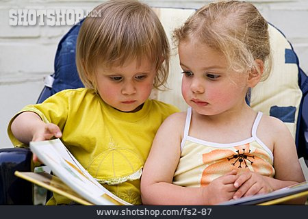 
                2 Kinder, Buch, Lesen, Anschauen                   
