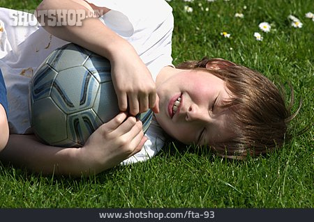 
                Junge, Fußball, Liegen, Ball                   