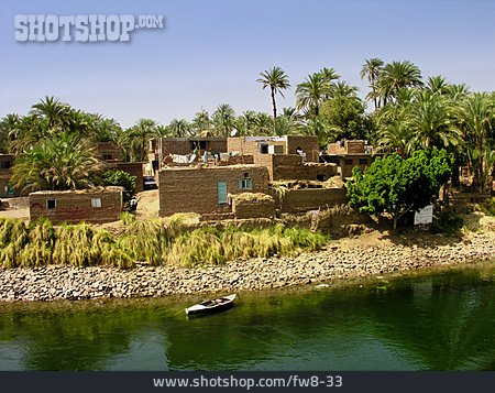 
                Dorf, Palmen, Nil                   