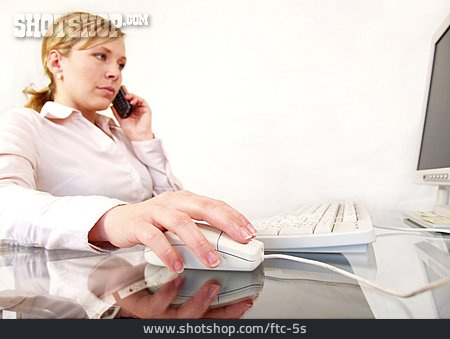 
                Frau, Computer, Telefonieren                   