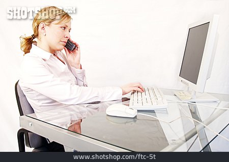 
                Frau, Computer, Telefonieren                   