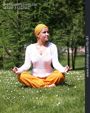 
                Junge Frau, Meditation, Schneidersitz                   
