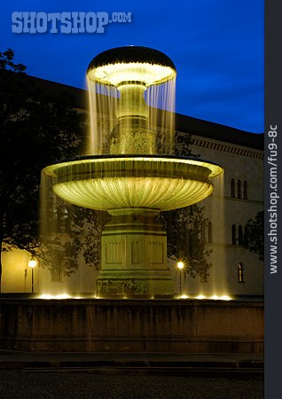 
                Brunnen, München, Schalenbrunnen                   