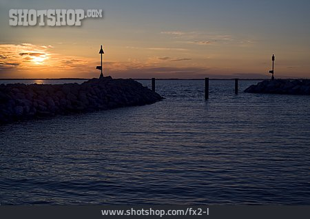 
                Sonnenuntergang, Meer, Hafeneinfahrt                   