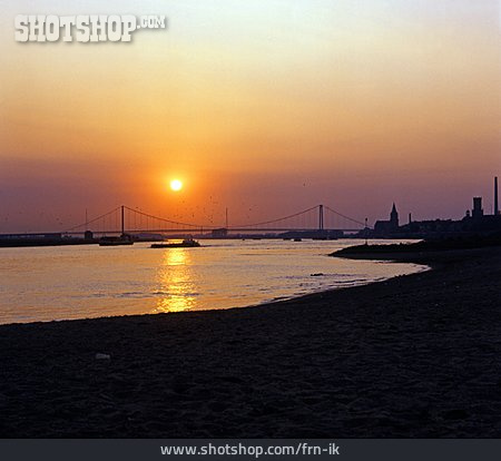 
                Sonnenuntergang, Brücke                   