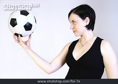 
                Junge Frau, Fußball                   
