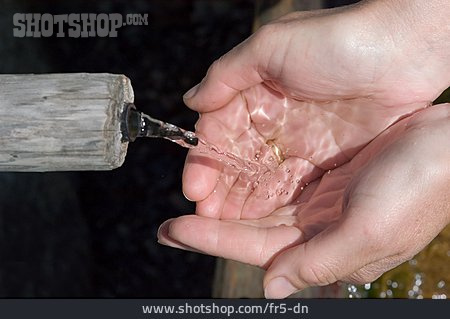 
                Wasser, Hand, Brunnen                   