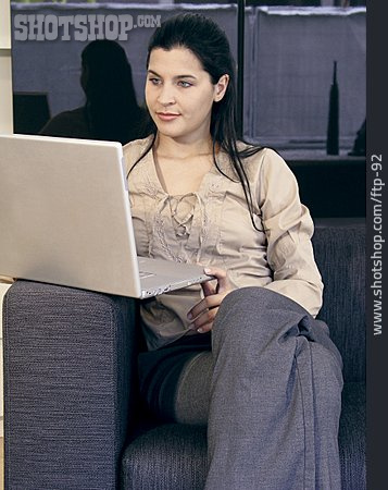 
                Junge Frau, Arbeit & Beruf, Laptop                   
