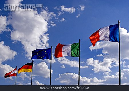 
                Europa, Bewölkter Himmel, Länderfahnen                   