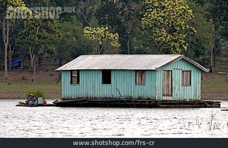 
                Brasilien, Rio Negro, Hausboot                   