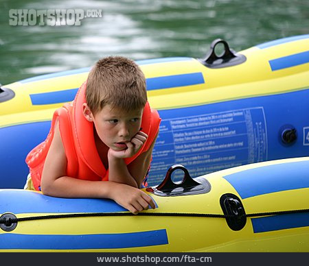 
                Junge, Nachdenklich, Schlauchboot, Schwimmweste                   