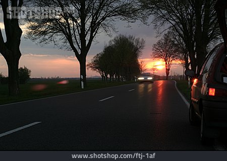 
                Sonnenuntergang, Auto, Straßenverkehr                   